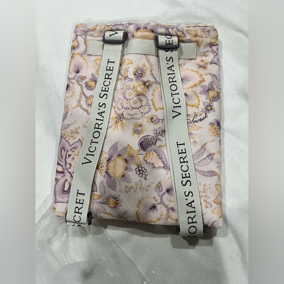 New NWT VS Victoria Secret 2 in 1 towel bag backpack floral - Picture 1 of 8